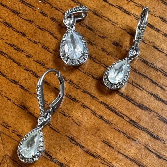 925 Sterling Silver Earrings Pendants
White crystal Genstone Halo Set. - Picture 3 of 4